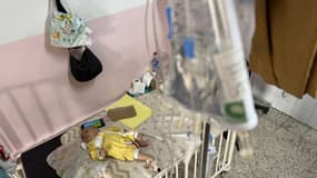Les enfants sont traités dans des conditions extrêmement limitées à Khan Younès, dans la bande de Gaza, le 1er juillet 2025.