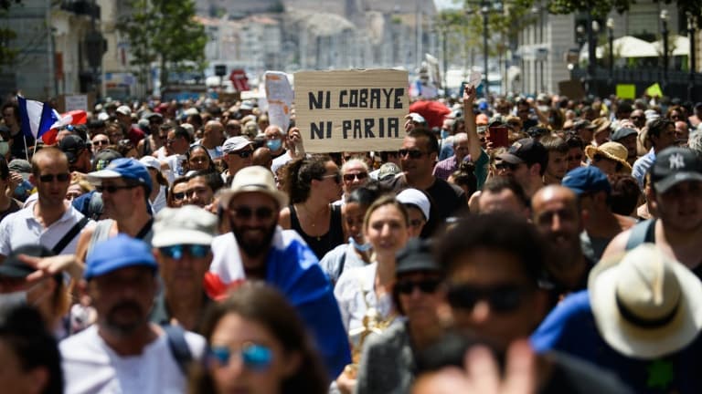 Manifestation à Marseille contre le pass sanitaire et la vaccination obligatoire des soignants le 24 juillet 2021.