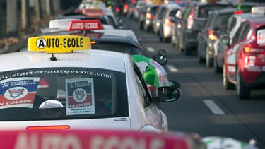 De nombreuses auto-écoles ralentissent le trafic routier lundi, comme ici le 6 février, en région parisienne.