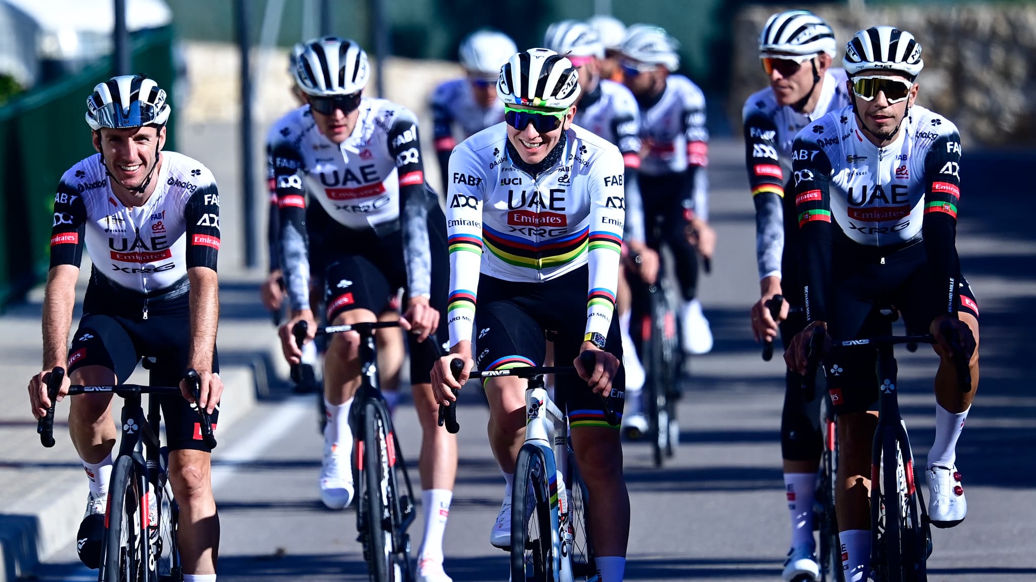 Pogacar et son équipe à Bénidorm, le 10 décembre 2024 (pas encore sur le Y1RS) Pogacar et son équipe à Bénidorm, le 10 décembre 2024 (pas encore sur le Y1RS)