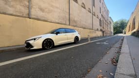Une voiture empruntant la montée du Chemin-Neuf à Lyon (5e arrondissement) le 12 août en dépit de l'interdiction