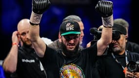 Artur Beterbiev lève les poings après sa victoire au Canada en janvier 2024