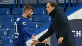 L'entraîneur allemand de Chelsea, Thomas Tuchel (d), félicite son attaquant Timo Werner lors de la demi-finale retour de la Ligue des champions contre le Real Madrid, à Londres, le 5 mai 2021