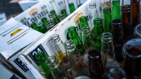 Des bouteilles de bière vides à New York (États-Unis) le 3 janvier 2025. Photo d'illustration.