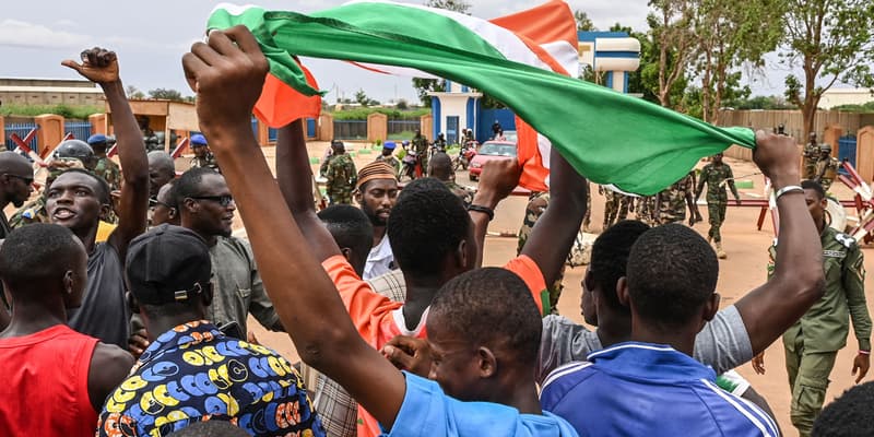 Des partisans du régime militaire se rassemblent pour une manifestation à Niamey, le 11 août 2023, près d'une base aérienne française au Niger.