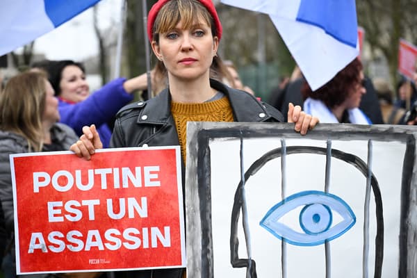 Des électeurs font la queue devant l'ambassade russe à Paris, dont de nombreux avec des pancartes anti-Poutine, le dernier jour de l'élection présidentielle, le 17 mars 2024