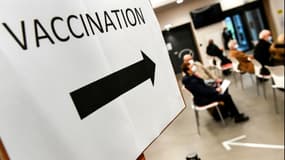 Des gens attendent pour être vaccinés à Quimper, le 20 janvier 2021