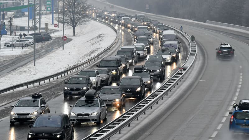 Des véhicules se trouvent dans un embouteillage sur la RN90 entre Albertville et Moûtiers, en région Auvergne-Rhône-Alpes le 30 décembre 2017. 