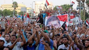 Partisans du président déchu Mohamed Morsi manifestant dimanche devant le siège de la garde républicaine au Caire. Selon un porte-parole de la confrérie, au moins 34 partisans des Frères musulmans ont été tués pendant la dispersion par l'armée d'une manif