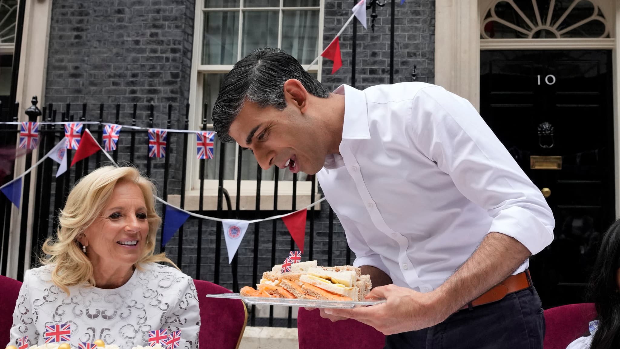 La Première dame américaine Jill Biden et le Premier ministre britannique Rishi Sunak célèbrent le "Big Lunch" au lendemain du couronnement de Charles III le 7 mai 2023.

