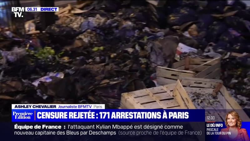 Retraites: dans le quartier de l'Opéra à Paris, les rues jonchées de poubelles incendiées après la manifestation