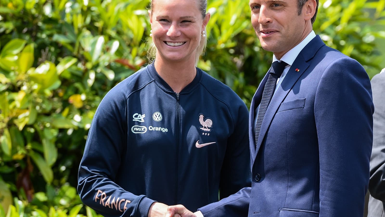 Amandine Henry et Emmanuel Macron, à Clairefontaine, avant la Coupe du monde en France. Amandine Henry et Emmanuel Macron, à Clairefontaine, avant la Coupe du monde en France.