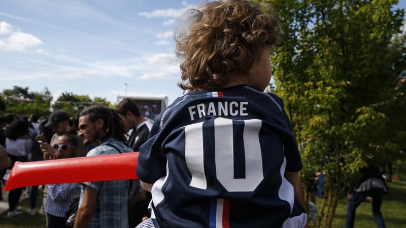 Un enfant porte un maillot de l'équipe nationale de football de France, le 21 juin 2018. (photo d'illustration)