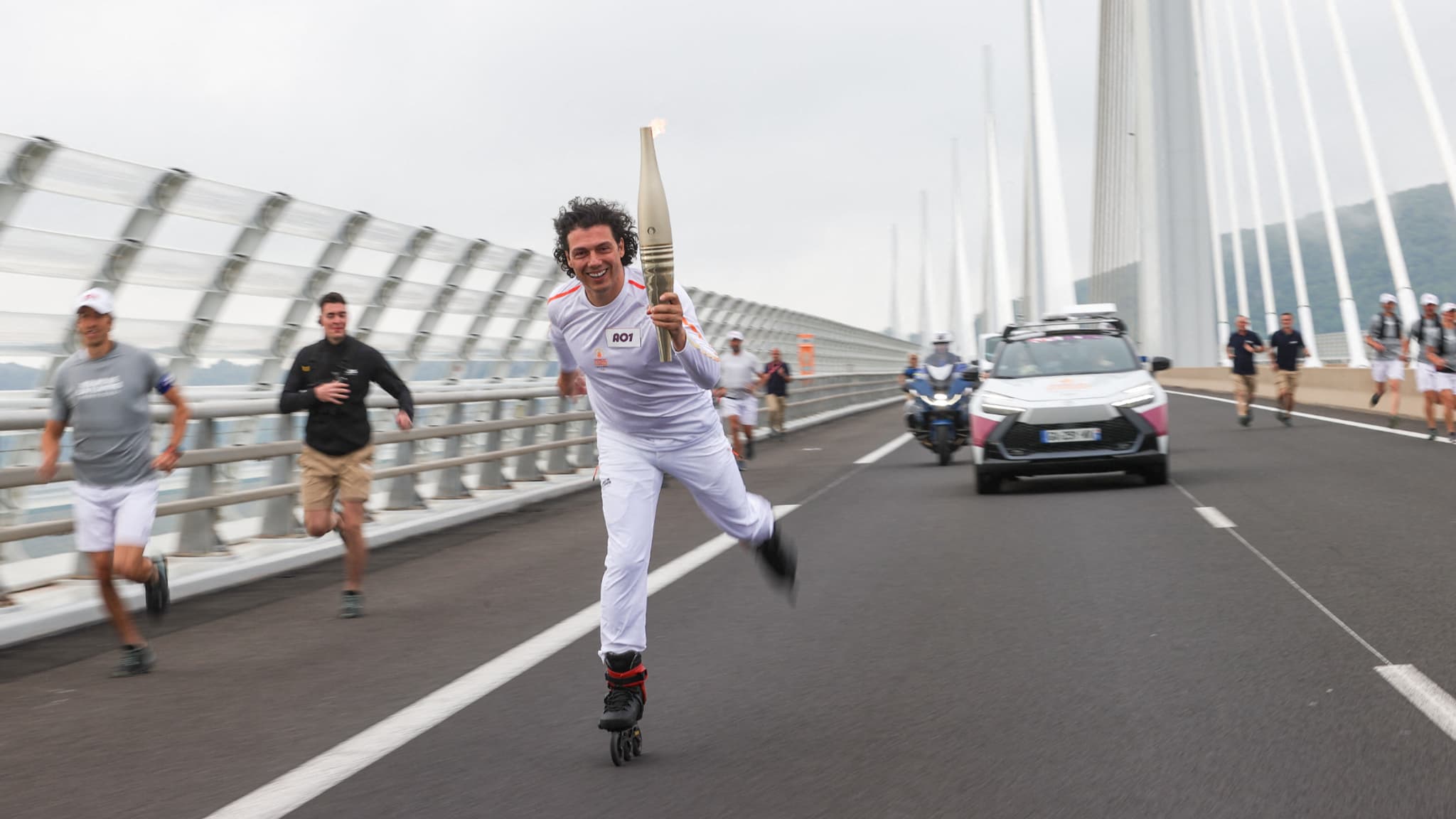 Triple champion du monde de la discipline, Taïg Khris a emmené la flamme olympique en roller sur le Viaduc de Millau, le 13/05/2024