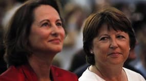 Martine Aubry (à droite)a rendu hommage lundi à Ségolène Royal (à gauche), candidate malheureuse de la primaire socialiste, dont les idées valent selon elle davantage que son score jugé décevant de dimanche. /Photo prise le 28 août 2011/REUTERS/Stéphane M