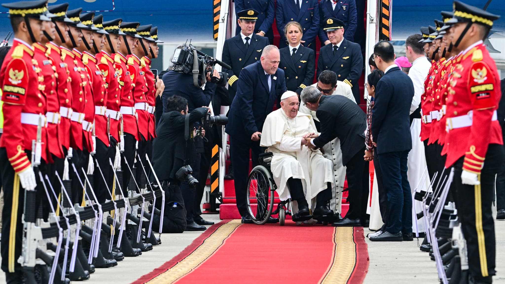Le pape François est accueilli à son arrivée à l'aéroport international Soekarno-Hatta de Jakarta, le 3 septembre 2024.