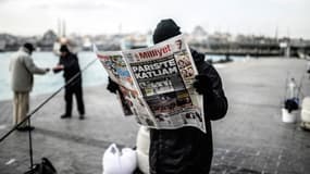 Un homme lit le quotidien Milliyet (illustration)