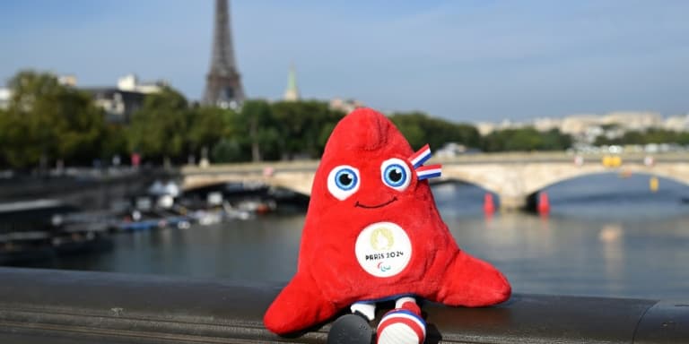 La mascotte des JO de Paris 2024 prise en photo sur le Pont Alexandre-III, au-dessus de la Seine, le 16 août 2023 à Paris