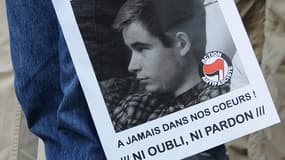 Une affiche d'un manifestant montrant le visage du jeune Clément Méric en juin 2013.