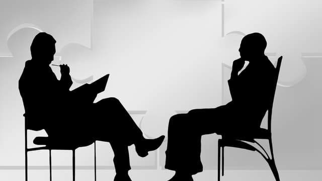 Les entretiens de plus d'une heure restent marginaux, et surtout plus prisés des hommes en charge du recrutement : 13% déclarent être adeptes de ce format, pour seulement 3% des recruteuses.