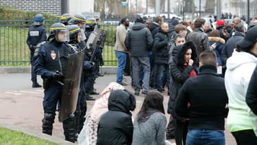 Les CRS font face aux manifestants à Aulnay-sous-Bois.