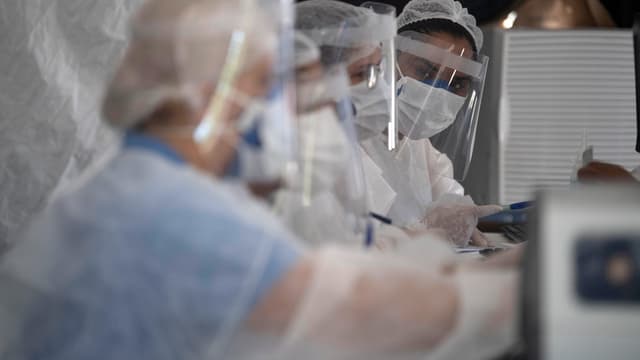 Des soignants à un centre de tests du Covid-19, à Sao Gonçalo, au Brésil, en décembre 2020