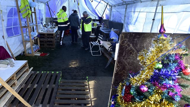 Des gilets jaunes et leur sapin de Noël à Sainte-Eulalie au nord de Bordeaux, le 17 décembre 2018.