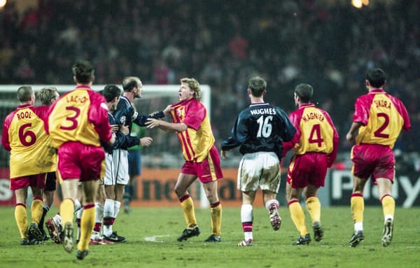 Steve Bould, capitaine d'Arsenal, attrape Tony Vairelles par le maillot après la simulation de Lee Dixon lors d'Arsenal-Lens (0-1), le 25 novembre 1998