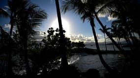 Le soleil se couche derrière les palmiers du Gosier, près de Pointe-à-Pitre, en Guadeloupe, le 22 novembre 2021