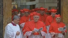 Les cardinaux électeurs rentrant en procession à la chapelle Sixtine mardi 12 mars