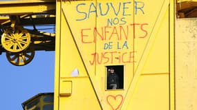 Le père divorcé retranché depuis vendredi sur une grue a promis de descendre vers 17h30, ce lundi 18 février.