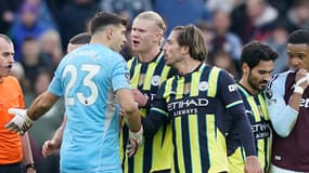 L'altercation entre Emiliano Martinez et Jack Grealish lors d'Aston Villa-Manchester City en Premier League, décembre 2024