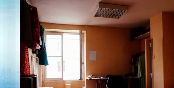 Dans l'immeuble, les squatteurs ont occupé des appartements vacants. Dans l'immeuble, les squatteurs ont occupé des appartements vacants.