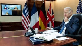 Le président américain Joe Biden en visioconférence avec le chancelier allemand Olaf Scholz, le Premier ministre britannique Boris Johnson et le président français Emmanuel Macron, le 7 mars 2022 à la Maison Blanche, à Washington