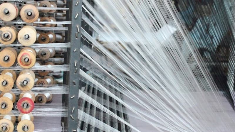 Elle fournit Chanel, Armani, Louis Vuitton mais est en redressement: à Lyon, une des dernières fabriques de velours en France est à l'arrêt, sans 1,5 million d'euros elle disparaîtra