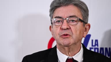 Jean-Luc Mélenchon s'exprime lors d'une conférence de presse sur les relations internationales à Paris le 18 janvier 2024.