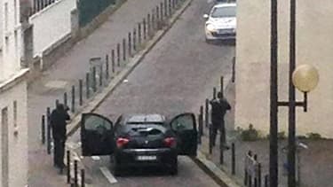 Chérif et Saïd Kouachi, auteurs de l'attaque contre l'hebdomadaire Charlie Hebdo, font face à des policiers, le 7 janvier 2015 à Paris