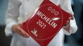 La chef étoilée Clare Smyth pose avec ses 3 étoiles attribuées par le guide Michelin, le 13 mai 2021 dans son restaurant de Londres (Royaume-Uni).