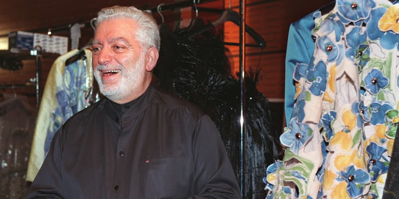 Paco Rabanne avant la présentation de sa collection de haute-couture Printemps/Eté 1999, le 20 janvier 1999 à Paris