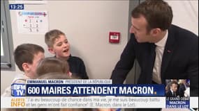 "Je réunis plein de maires", Emmanuel Macron explique à des enfants ce qu'il vient faire dans le Lot