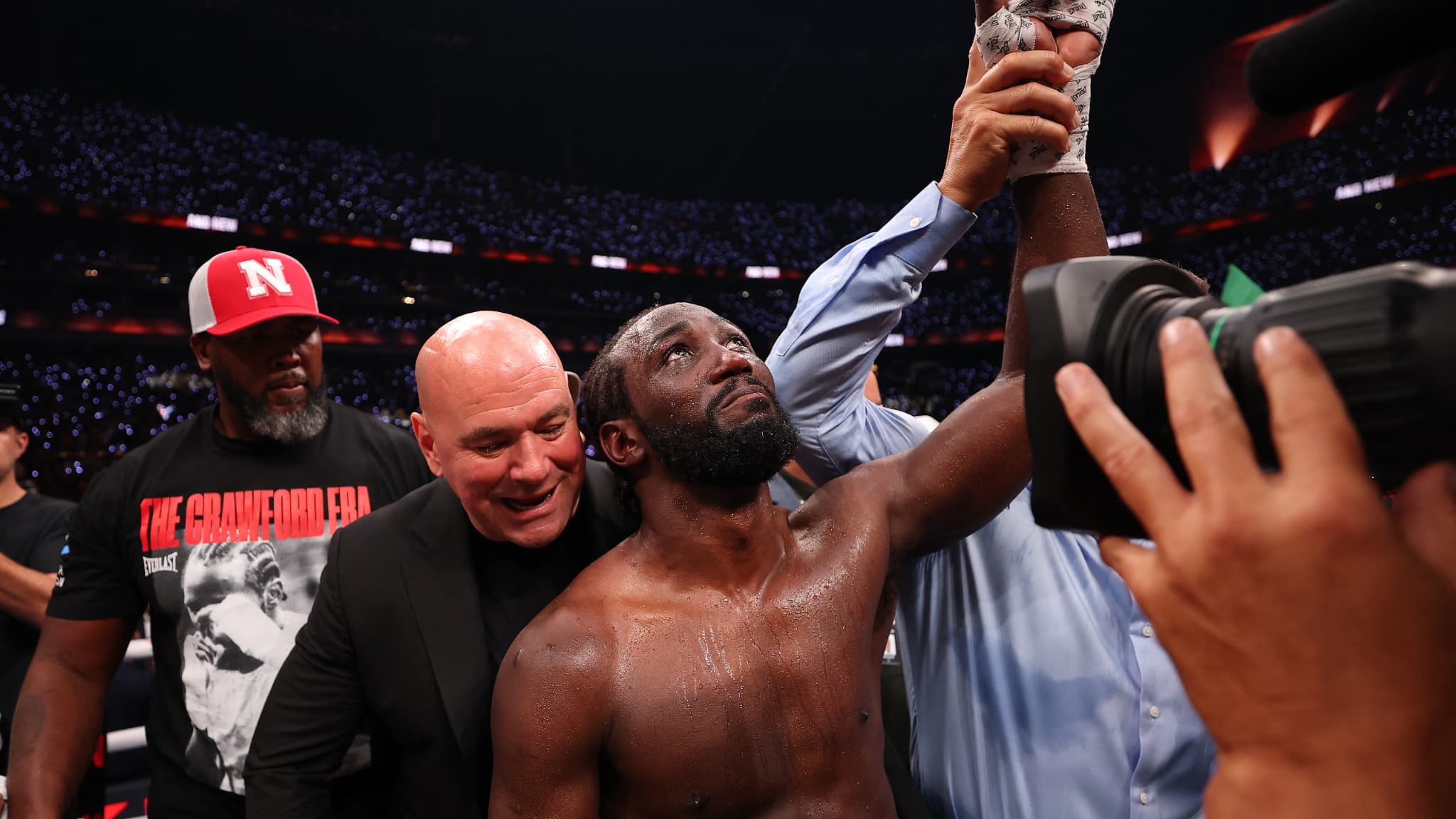 CRAWFORD DANS LA LÉGENDE DE LA BOXE: L'AMÉRICAIN DÉTRÔNE CANELO ET DEVIENT CHAMPION INCONTESTÉ D'UNE 3E CATÉGORIE