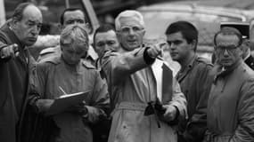 Le juge Maurice Simon ( au centre) en le 14 octobre 1987 à Docelles, là où a été retrouvé le petit Grégory en 1984 dans la Vologne. 