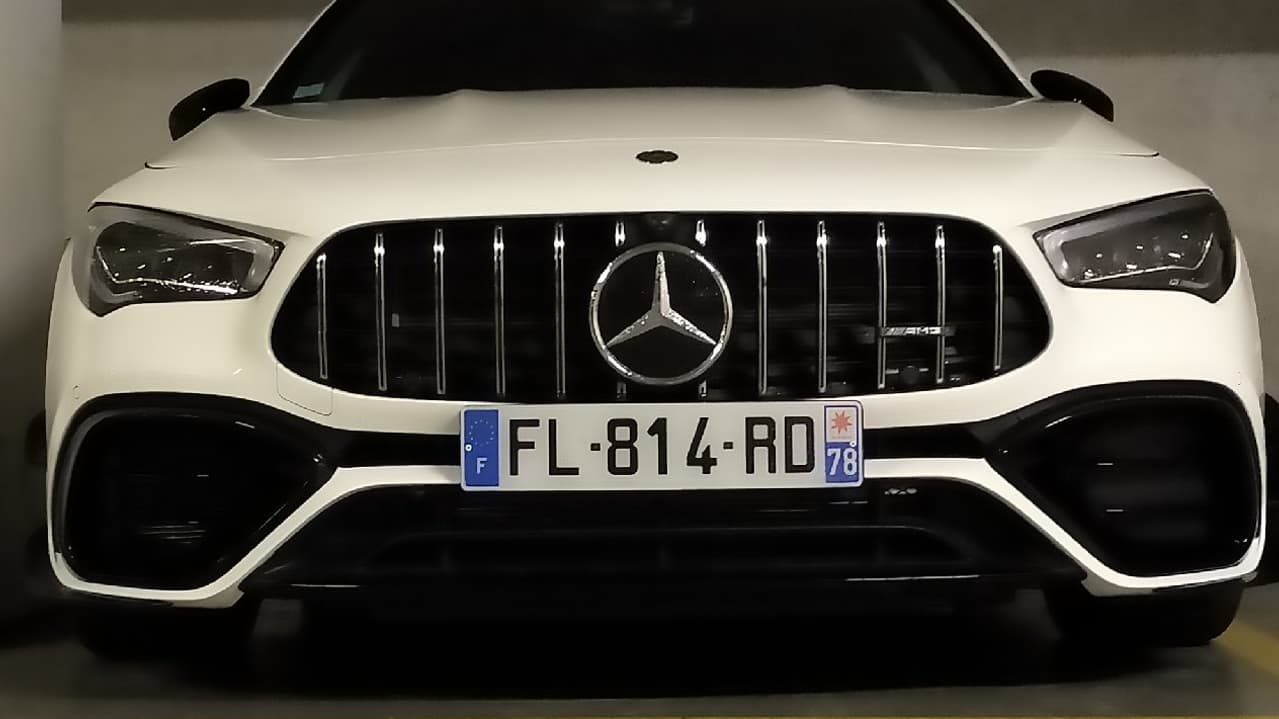 Sous le capot de cette Mercedes, un moteur 2 litres turbo 45s de 421 chevaux, mais pas un six-cylindres. Non, il s'agit d'un quatre-cylindres. Sous le capot de cette Mercedes, un moteur 2 litres turbo 45s de 421 chevaux, mais pas un six-cylindres. Non, il s'agit d'un quatre-cylindres.