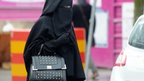 Une femme portant un niqab, dans les rue de Roubaix, dans le Nord de la France, le 9 janvier 2014. (photo d'illustration)