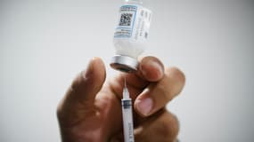 Une dose de vaccin Pfizer/BioNTech contre le Covid-19 dans un centre social à Septeme-Les-Vallons, près de  Marseille, le 12 janvier 2022