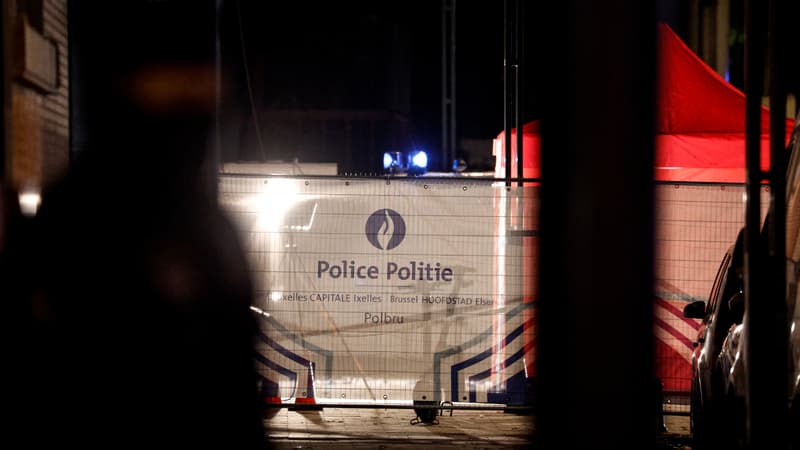 Un camion de police sur les lieux d'une attaque au couteau ayant causé la mort d'un policier à Bruxelles, en Belgique, le 10 novembre 2022