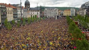Exemple de désinformation : cette photo AFP de supporters de rugby prise le 13 mai 2017 à Clermont-Ferrand a été réutilisée par un internaute sur Facebook pour montrer la mobilisation des "gilets jaunes"
