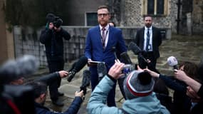 Le superintendant détective Geoff Smith s’exprime devant la Crown Court de Winchester, à Winchester, dans le sud de l’Angleterre, le 23 janvier 2026, à l'occasion du procès de Philip Young, accusé d'avoir drogué et violé son ex-femme pendant 13 ans. 