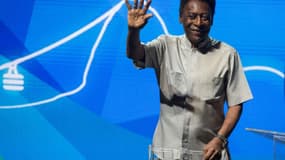 Pelé le 15 janvier 2018 salue ses fans lors d'un championnat de foot à Rio de Janeiro