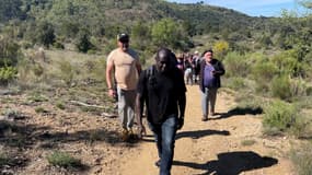 Des pèlerins le lundi 24 avril effectuant une marche du village de Gréoux-les-Bains jusqu'à la chapelle Notre-Dame-des-Œufs 